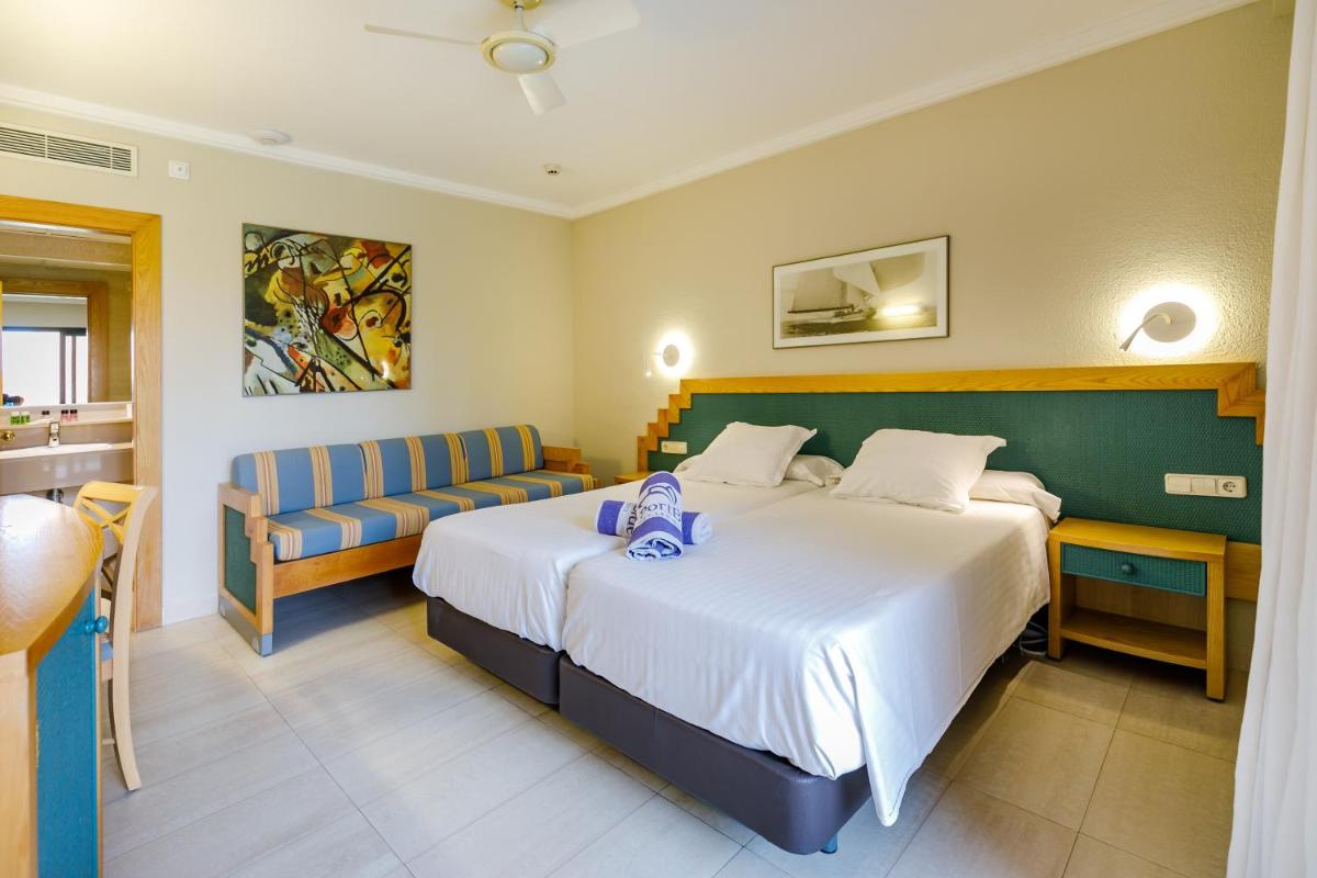 Cama o camas de una habitación en PortBlue Club Pollentia Resort & Spa