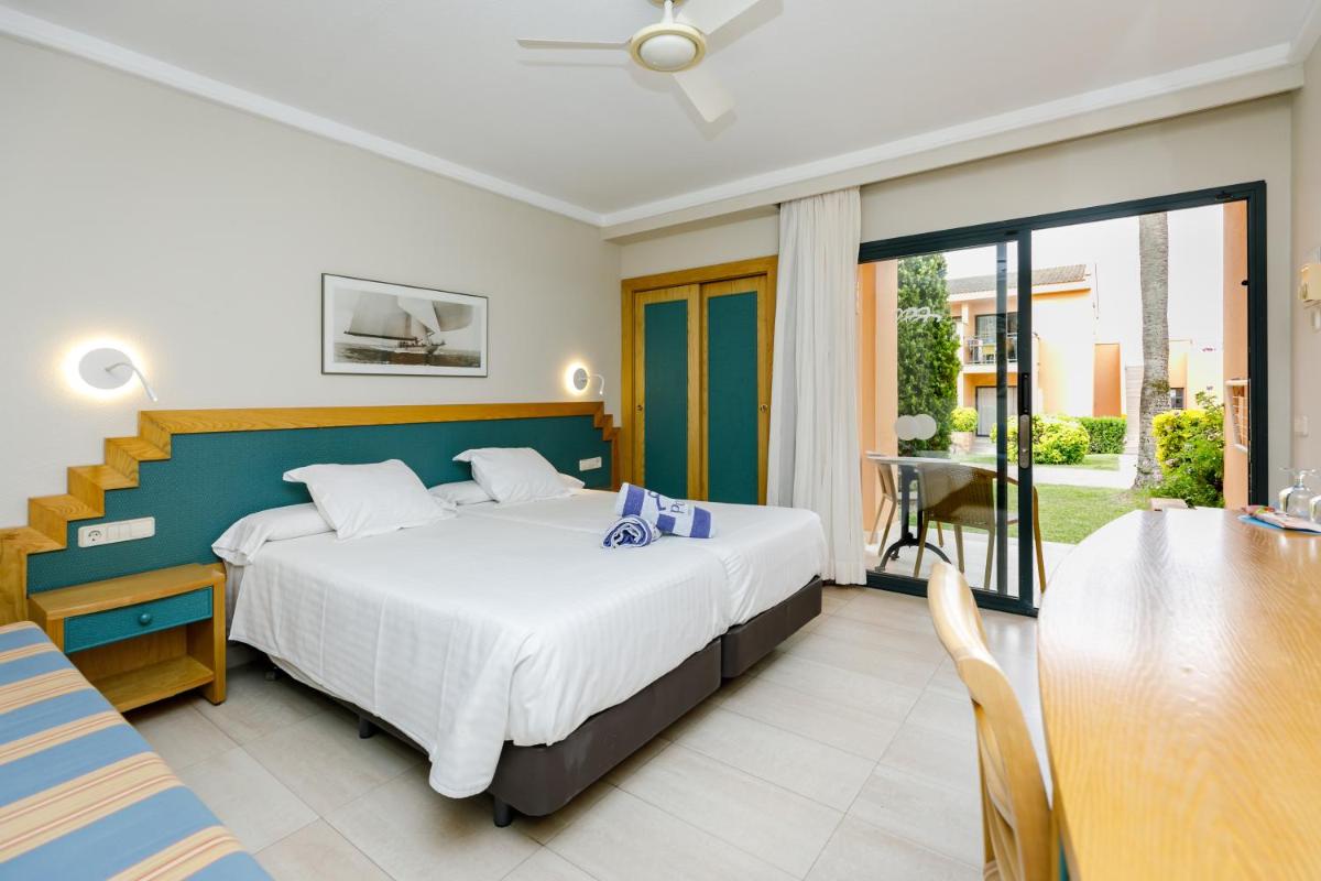 Cama o camas de una habitación en PortBlue Club Pollentia Resort & Spa