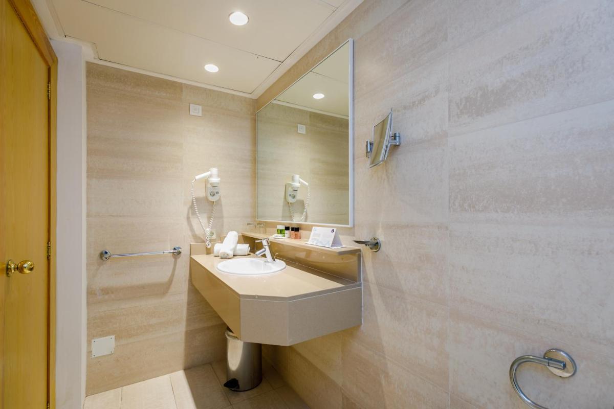 Un baño de PortBlue Club Pollentia Resort & Spa