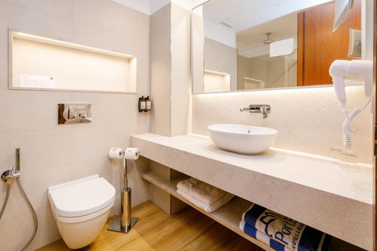 Un baño de PortBlue Club Pollentia Resort & Spa