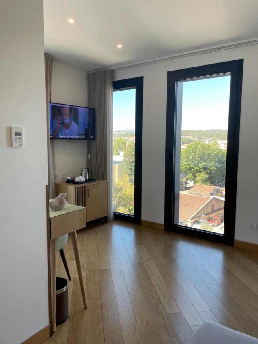 Uma televisão e/ou sistema de entretenimento em Castelo Hotel