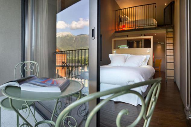 - une chambre avec un lit, une table et un balcon dans l'établissement Le Petit Létraz, à Duingt 57 autres photos