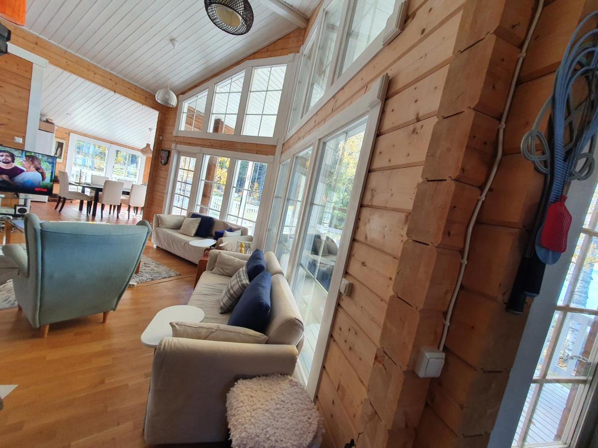 VictoriaCourt Lakeside Villa - Housity