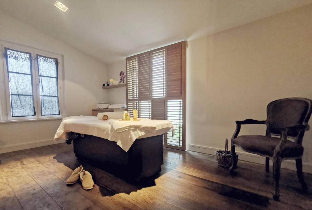 Coin salon dans l'établissement Le Clos Saint-Martin Hôtel & Spa