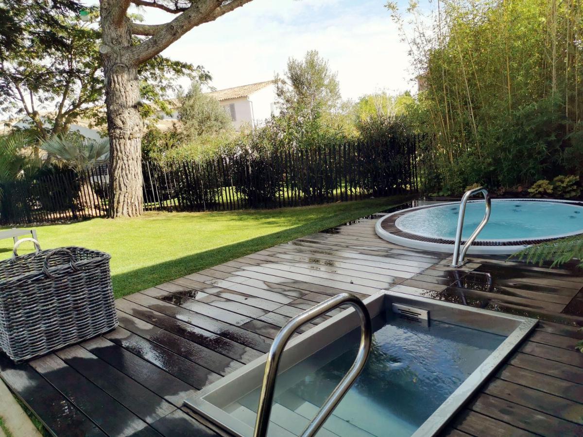 Piscine de l'établissement Le Clos Saint-Martin Hôtel & Spa ou située à proximité
