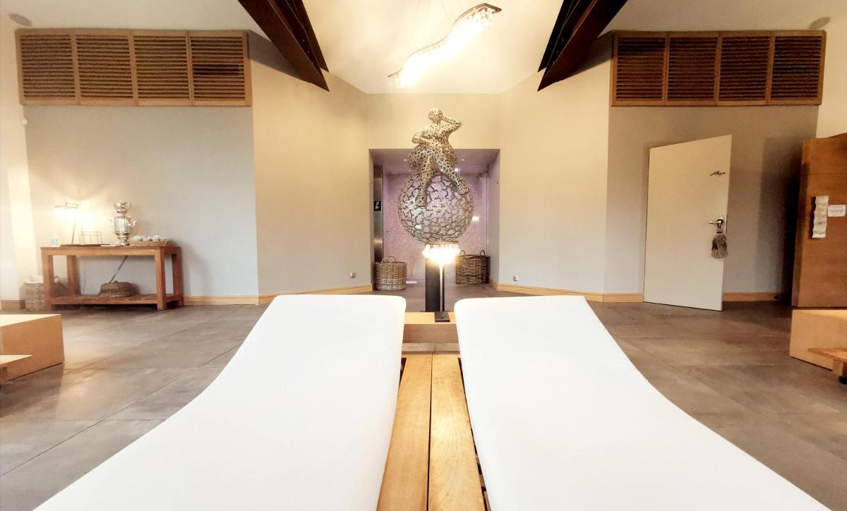 Un ou plusieurs lits dans un hébergement de l'établissement Le Clos Saint-Martin Hôtel & Spa