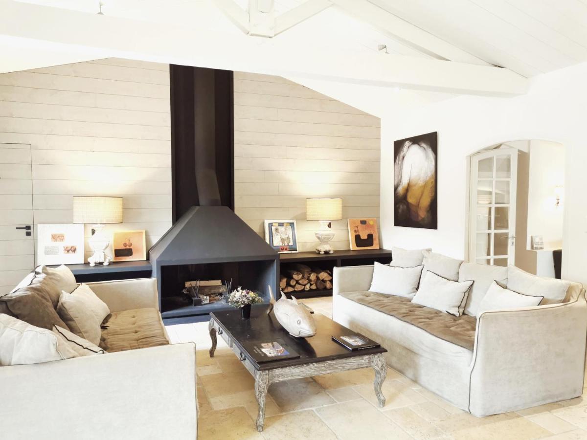 Coin salon dans l'établissement Le Clos Saint-Martin Hôtel & Spa