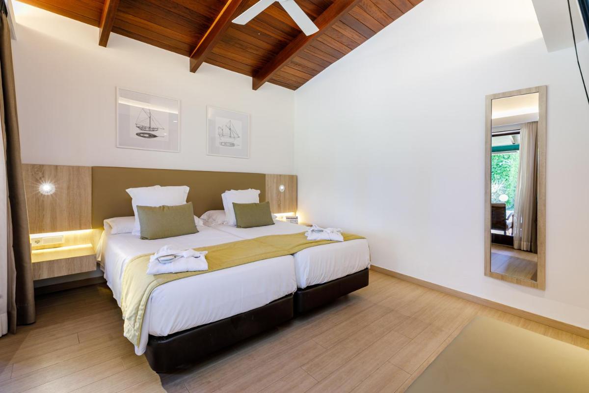 Cama o camas de una habitación en PortBlue Club Pollentia Resort & Spa
