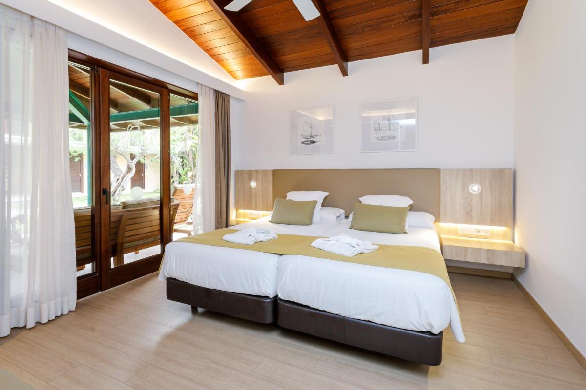 Cama o camas de una habitación en PortBlue Club Pollentia Resort & Spa