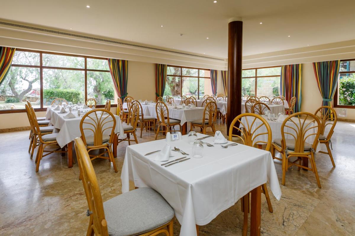 Un restaurante o sitio para comer en PortBlue Club Pollentia Resort & Spa