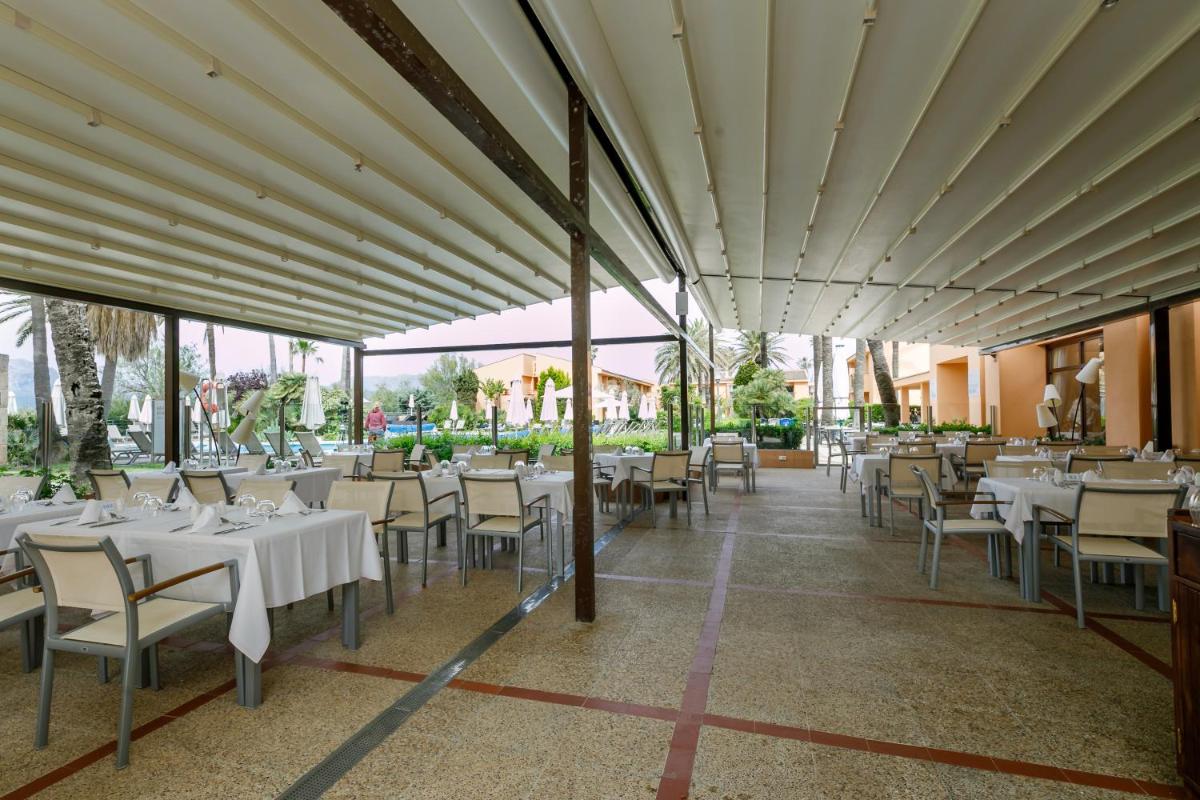Un restaurante o sitio para comer en PortBlue Club Pollentia Resort & Spa