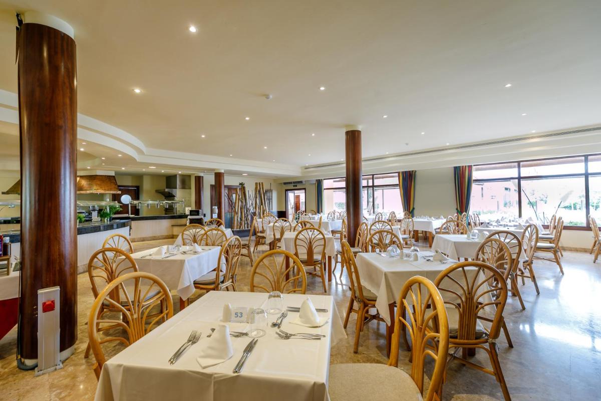 Un restaurante o sitio para comer en PortBlue Club Pollentia Resort & Spa