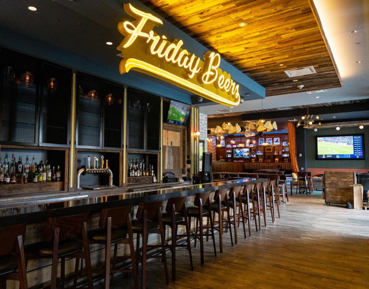 Holiday Inn & Suites Nashville Downtown Broadway - Housity