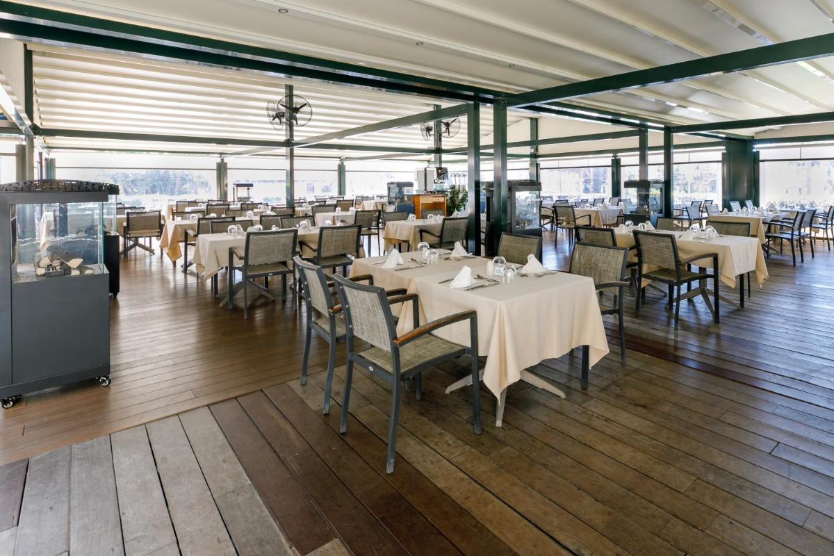 Un restaurante o sitio para comer en PortBlue Club Pollentia Resort & Spa