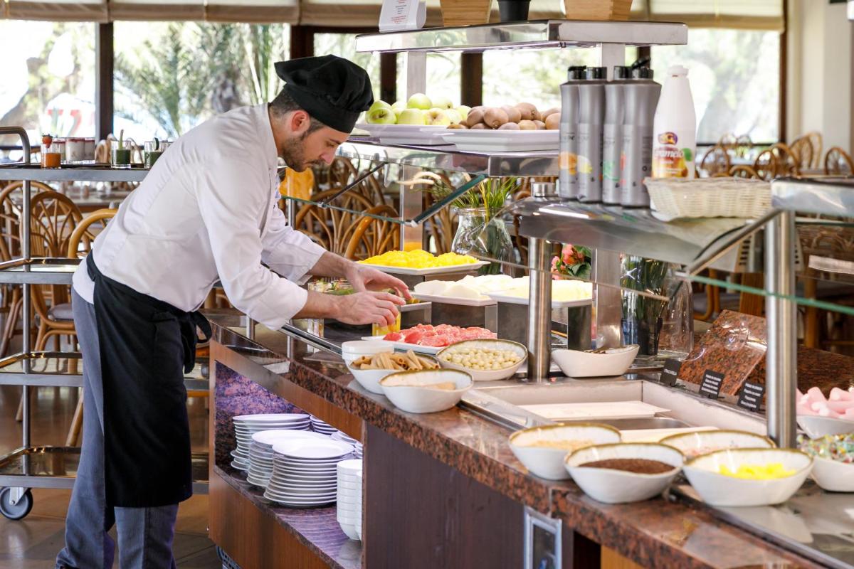 Comida en o cerca de este hotel