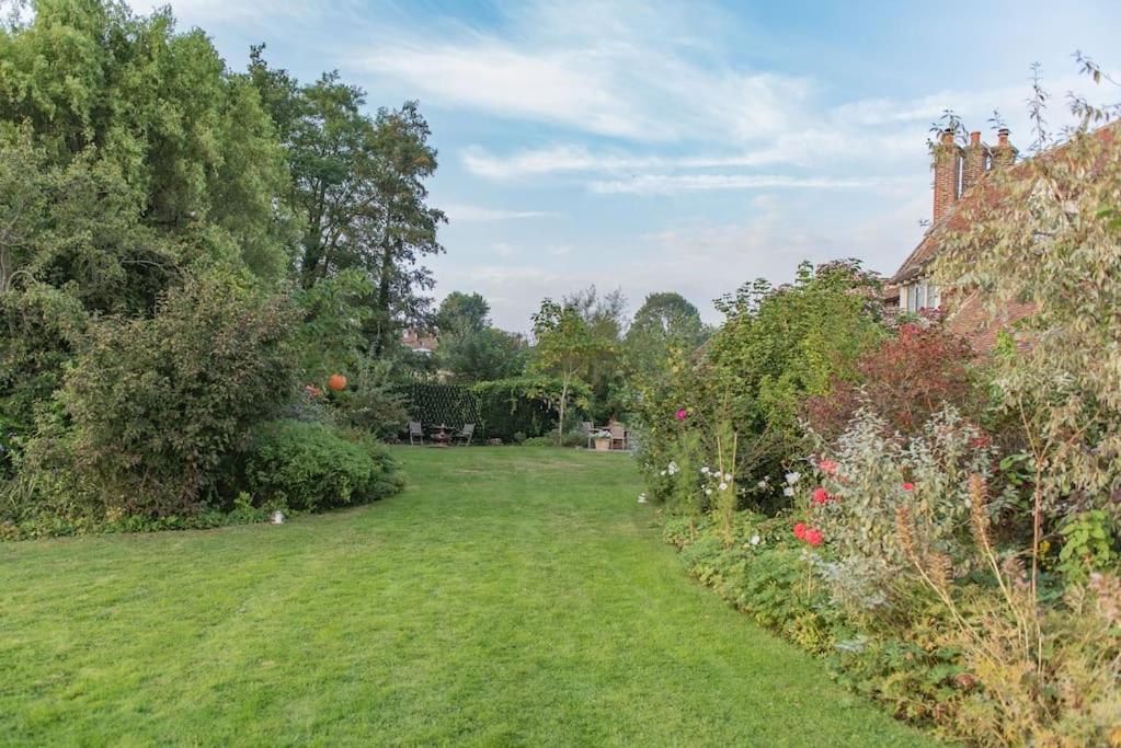Moat Farm House - Housity