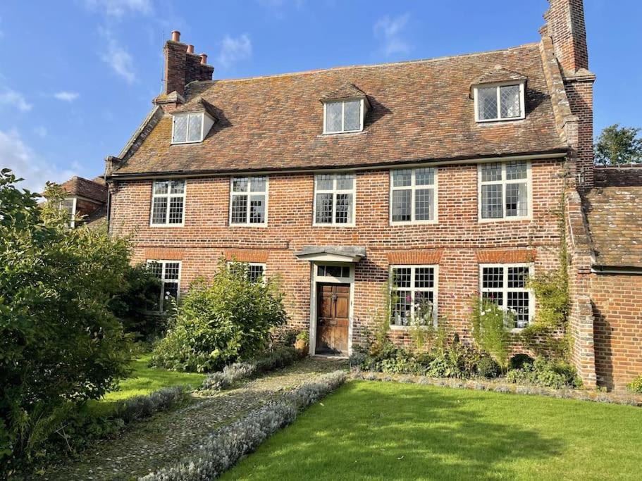 Moat Farm House - Housity