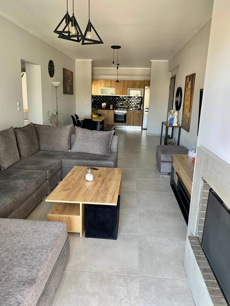 Eleusis Luxury Flat park in yard - Housity