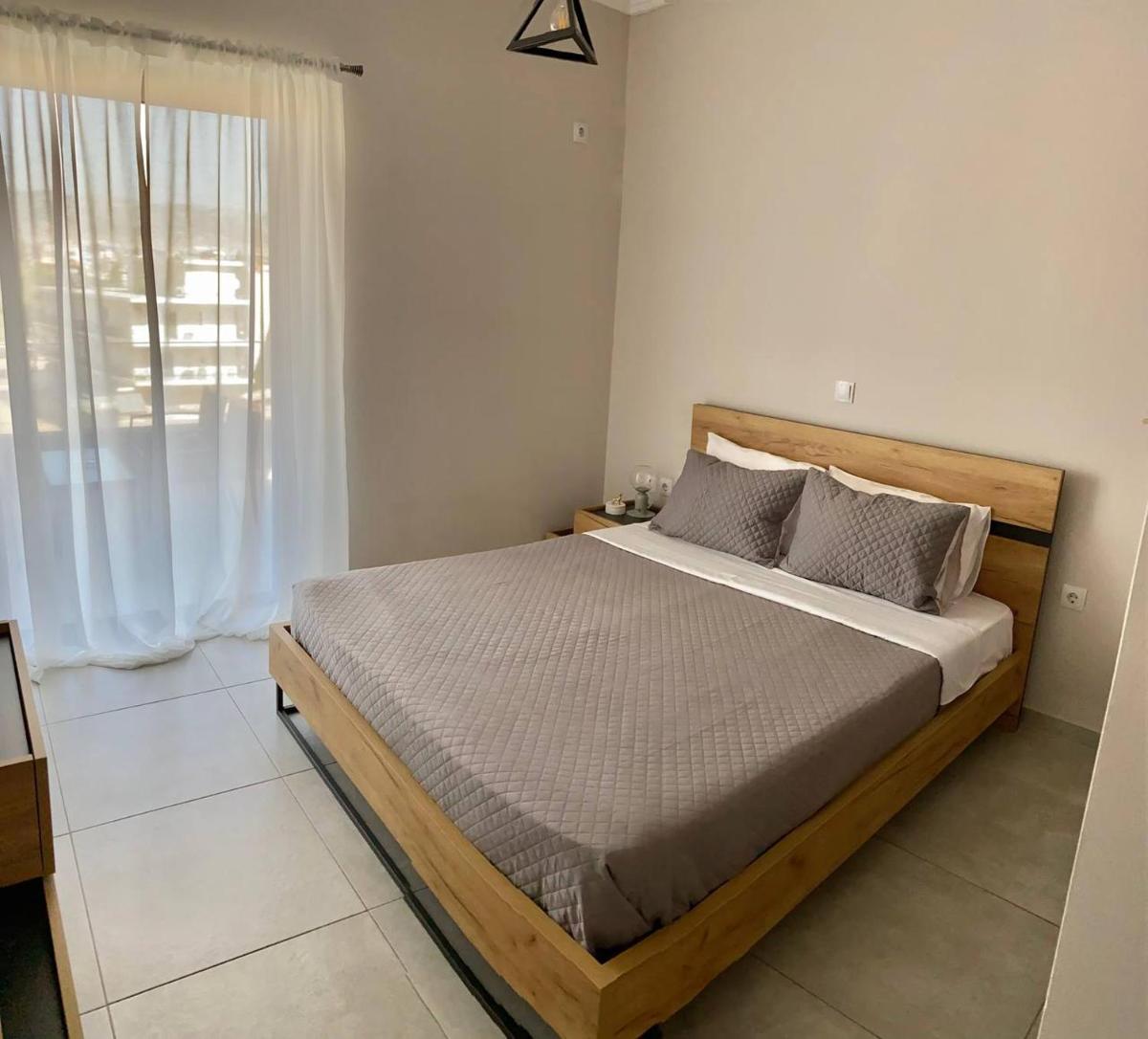 Eleusis Luxury Flat park in yard - Housity