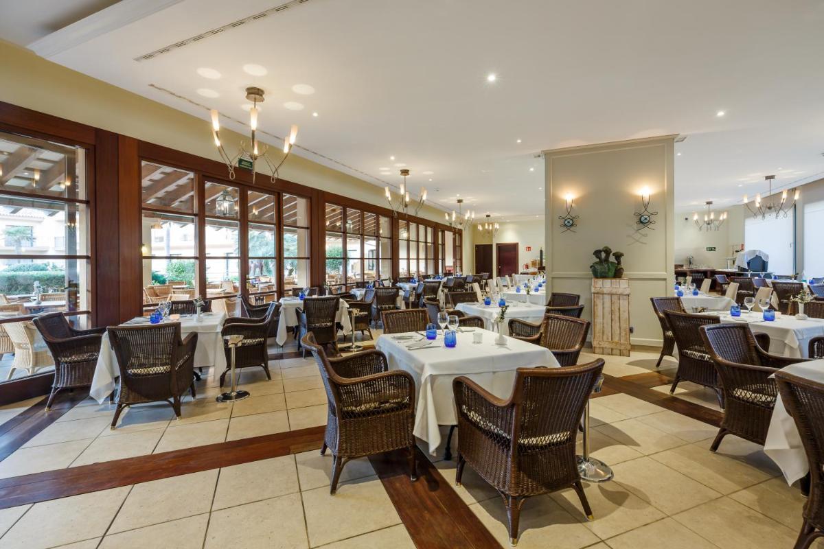 Un restaurante o sitio para comer en La Quinta Menorca by PortBlue Boutique - Adults Only