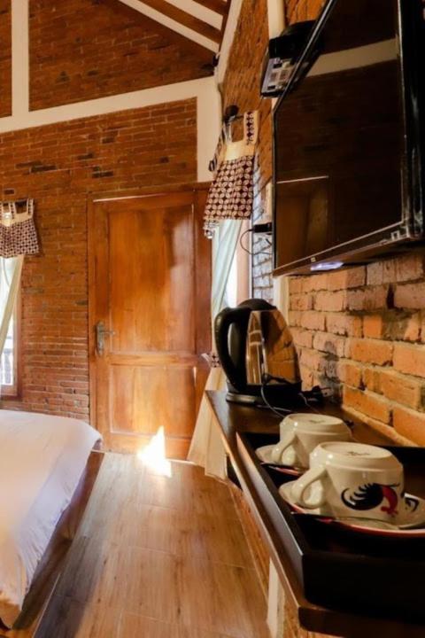 Omah Teras Bata Guesthouse - Housity