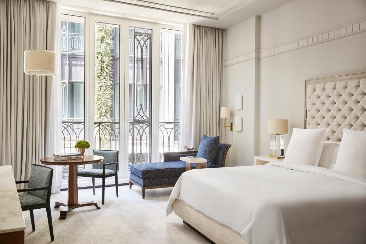 Una habitación de hotel con una cama, una mesa y sillas. en Four Seasons Hotel Madrid, en Madrid