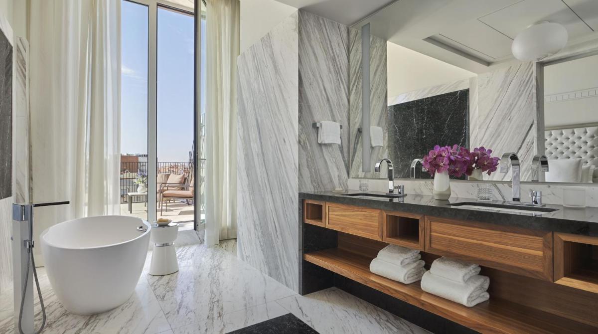 Un baño de Four Seasons Hotel Madrid