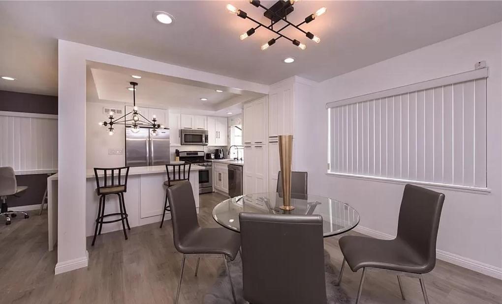 Private room in beautiful modern Calabasas townhouse - Housity