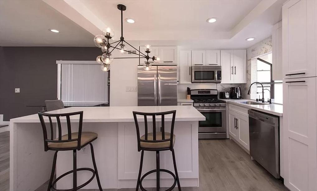 Private room in beautiful modern Calabasas townhouse - Housity