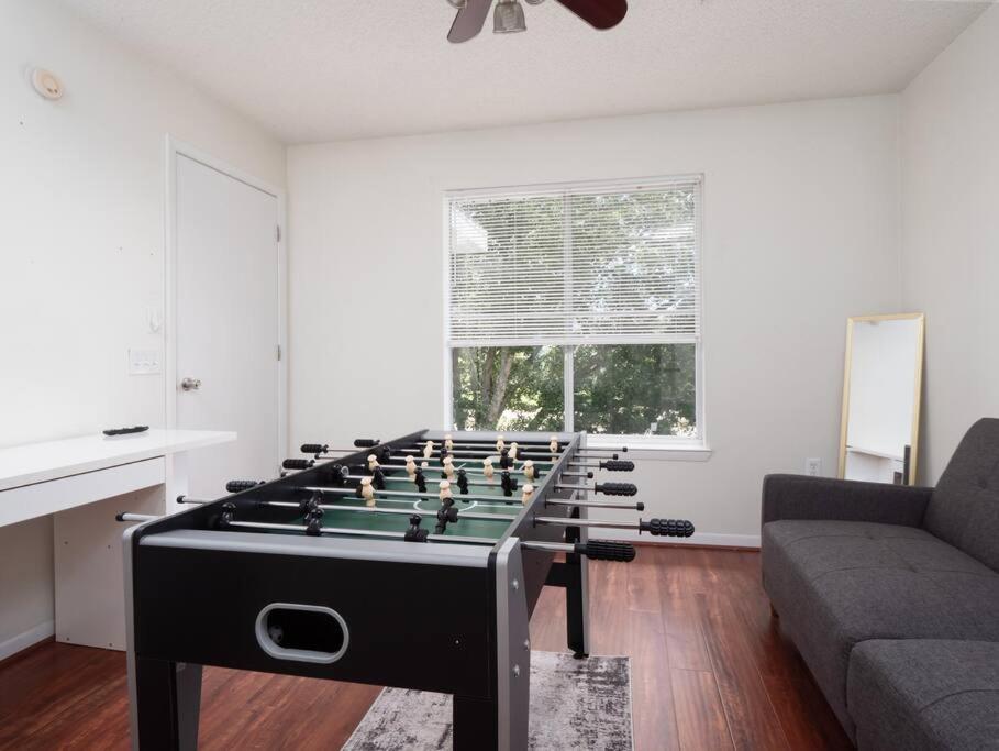 Spacious Condo Mins to Shands, University, & DOWNTOWN! - Housity