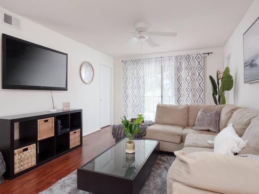 Spacious Condo Mins to Shands, University, & DOWNTOWN! - Housity