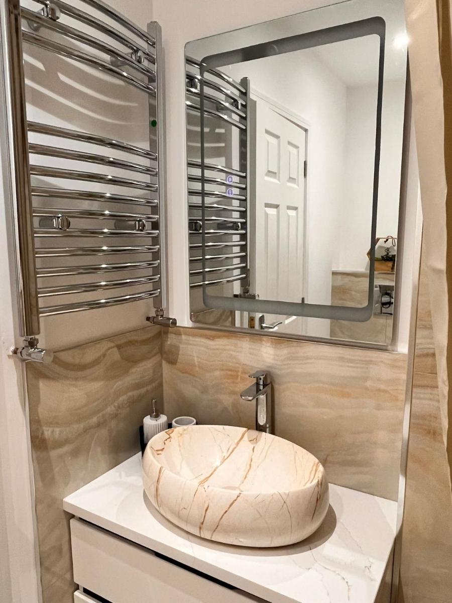 Luxurious double bedroom, ensuite with free Wifi. - Housity