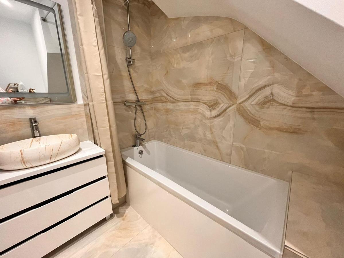 Luxurious double bedroom, ensuite with free Wifi. - Housity