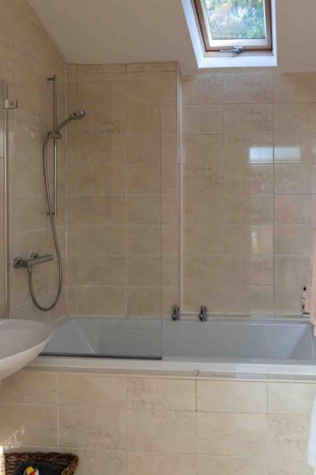 Beautiful home perfect for families&professionals - Housity