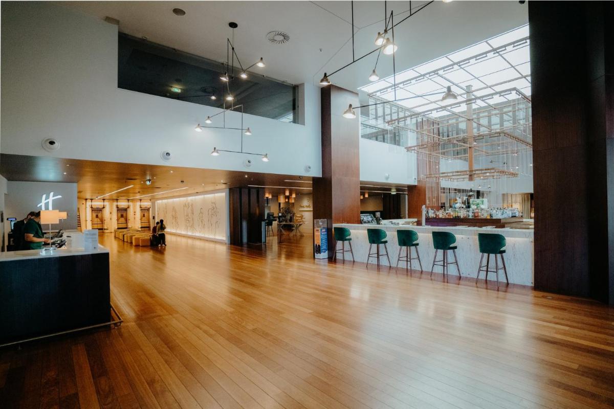 Um restaurante ou outro lugar para comer em Holiday Inn Porto Gaia by IHG
