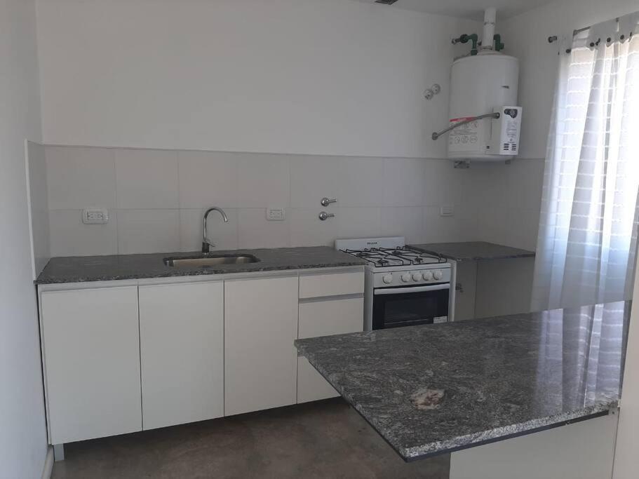 Casa amoblada con pileta en alquiler temporario - Housity
