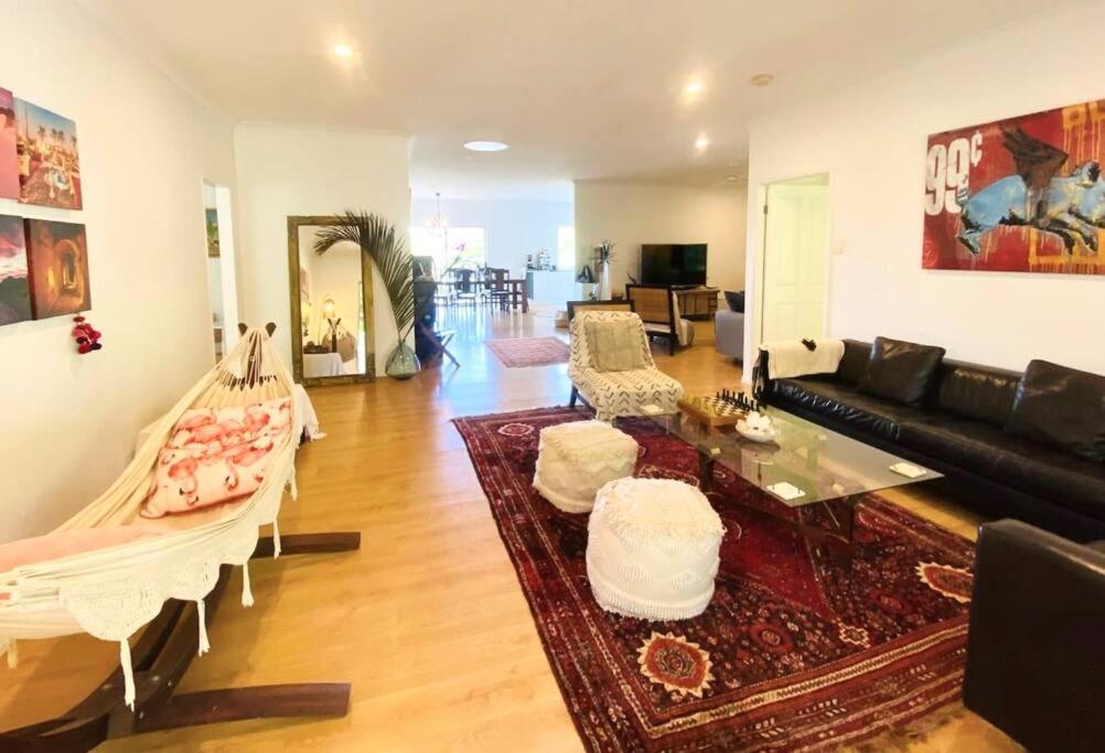Villa Rosa Spacious home with stunning ocean views - Housity