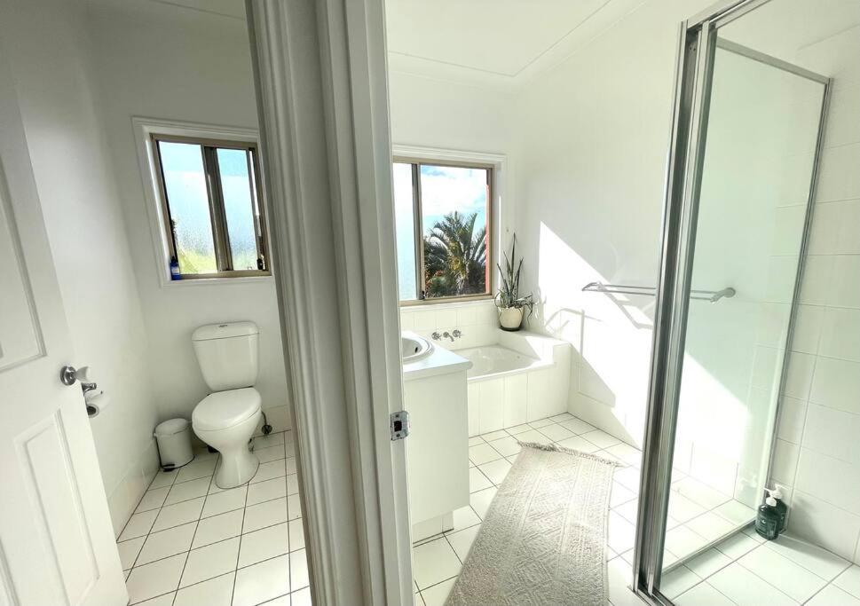Villa Rosa Spacious home with stunning ocean views - Housity