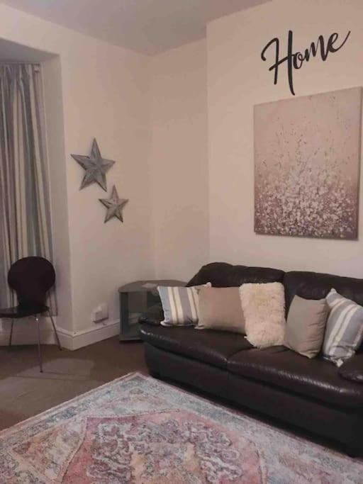 Hillcrest Cottage, comfy flat, trendy Uplands area - Housity