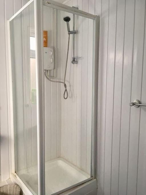 Hillcrest Cottage, comfy flat, trendy Uplands area - Housity