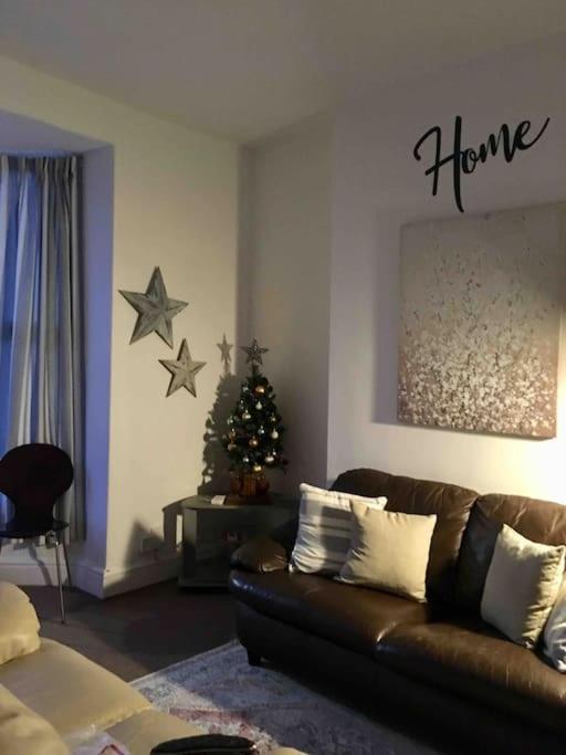 Hillcrest Cottage, comfy flat, trendy Uplands area - Housity