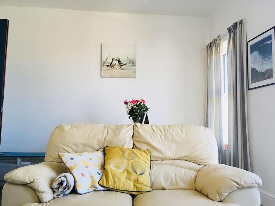 Hillcrest Cottage, comfy flat, trendy Uplands area - Housity