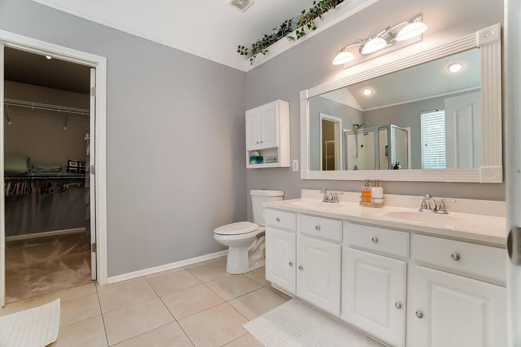 Large, Private Home on Cul-De-Sac w/ Pool - Housity