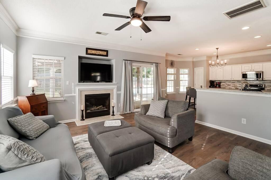 Large, Private Home on Cul-De-Sac w/ Pool - Housity