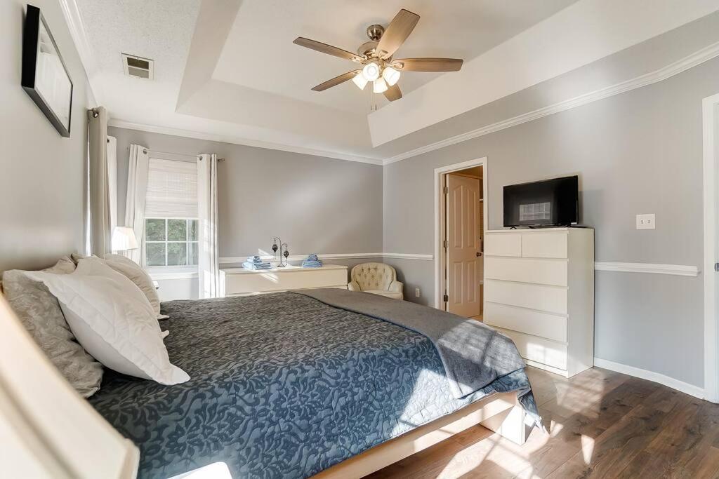 Large, Private Home on Cul-De-Sac w/ Pool - Housity