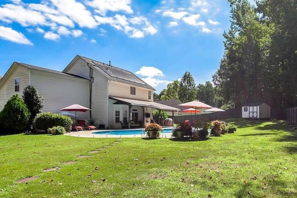 Large, Private Home on Cul-De-Sac w/ Pool - Housity