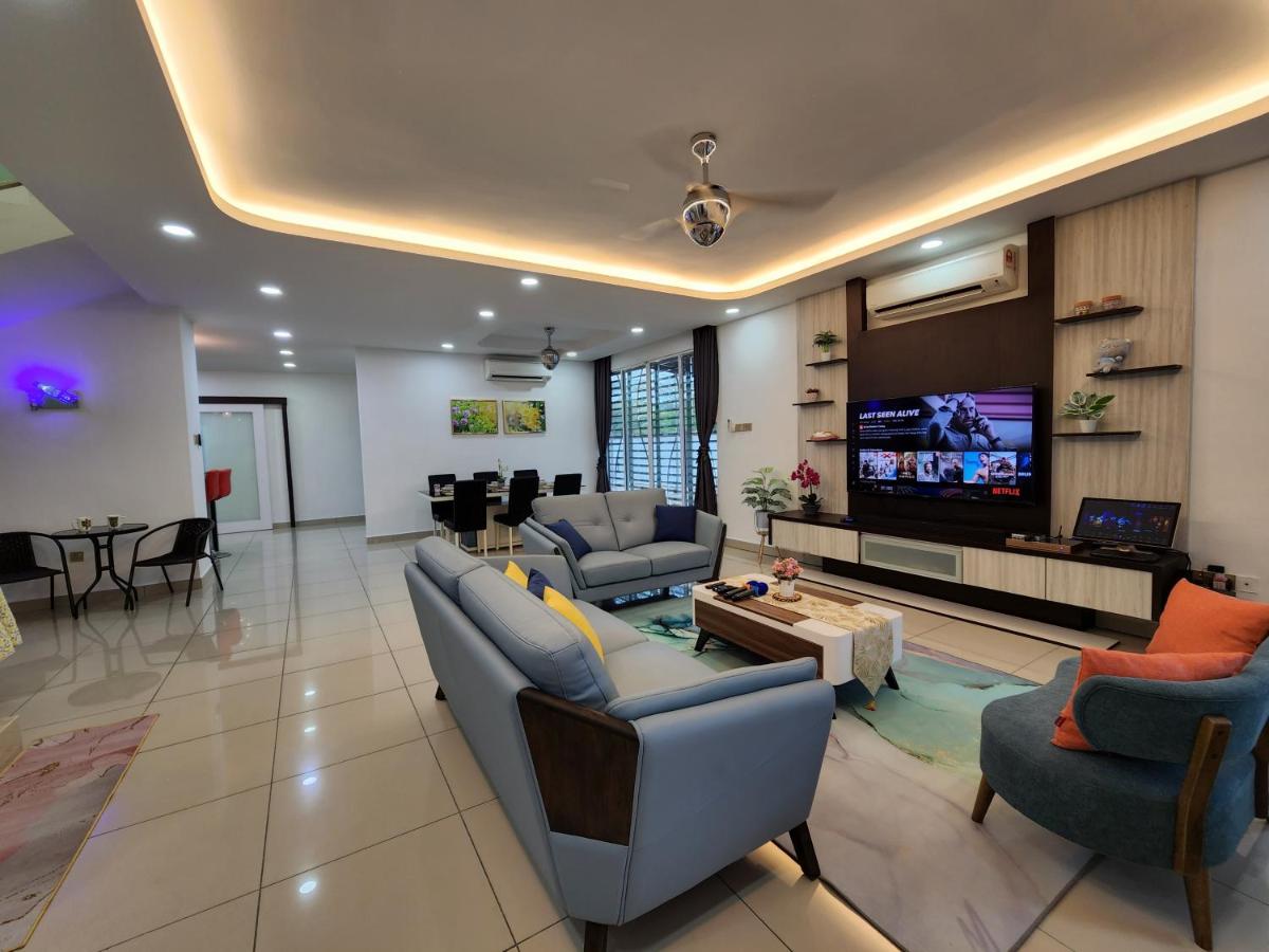 Desaru Brown House Pool-Table Tennis-KTV-BBQ-Disney-Netflix-Home Theatre - Housity