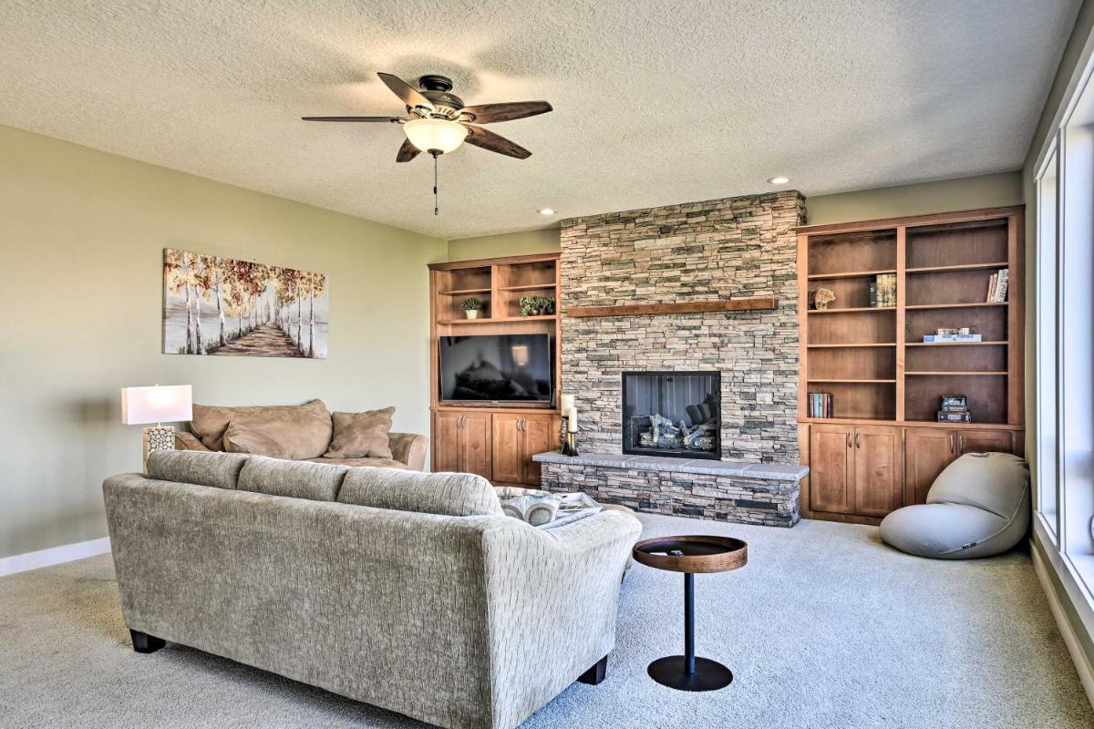Incredible Oregon Retreat with Private Hot Tub! - Housity