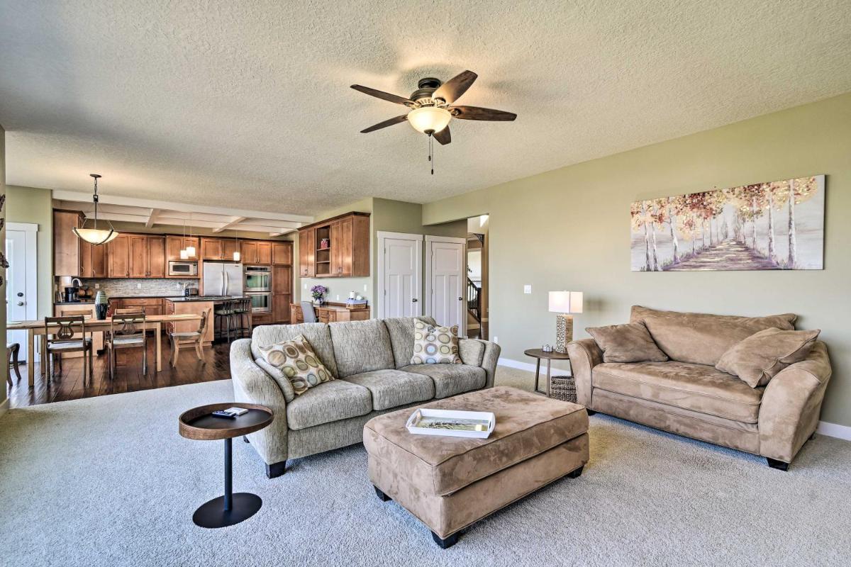 Incredible Oregon Retreat with Private Hot Tub! - Housity