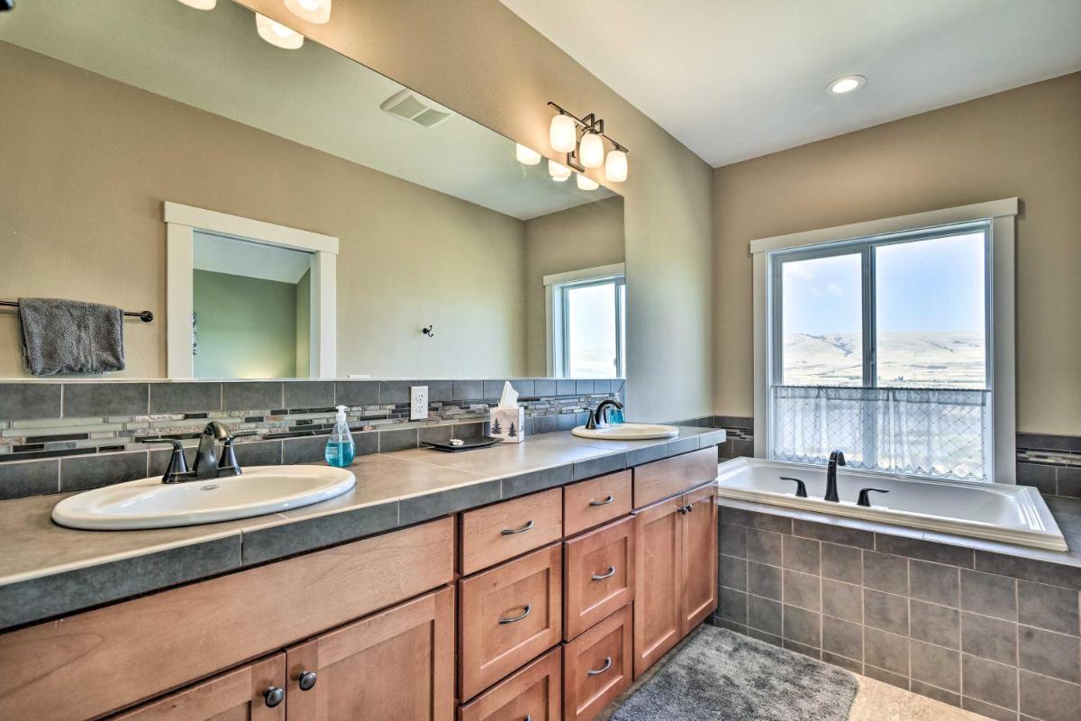 Incredible Oregon Retreat with Private Hot Tub! - Housity